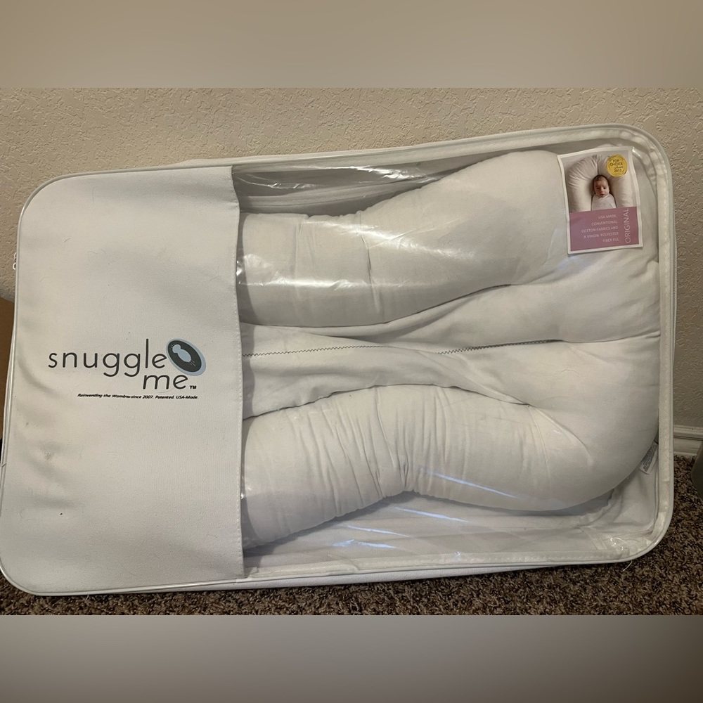 Snuggle me organic! Gently used. Comes with a white cover.